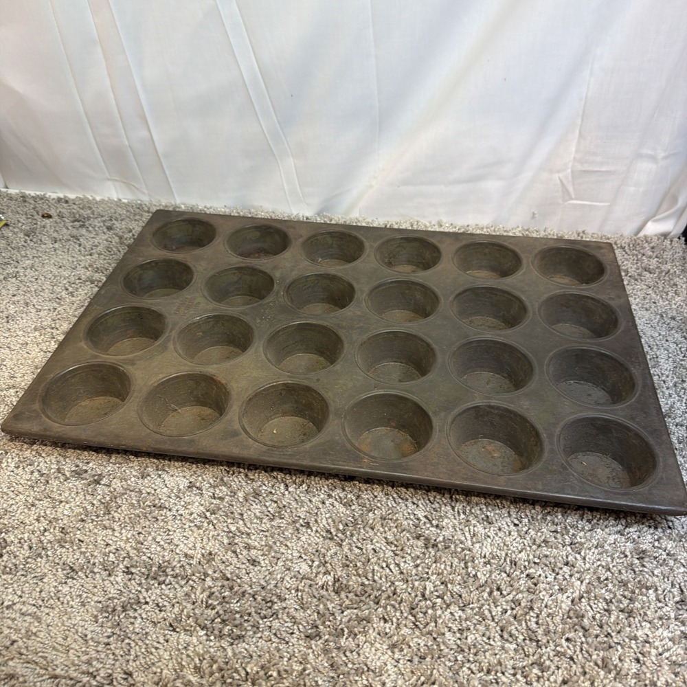 Chicago Metallic 552D Heavy Duty 24 Cup Muffin/Cupcake Pan  21"x13"